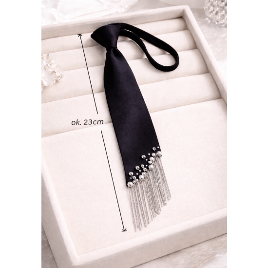 Krawat czarny z frędzlami i kryształkami – elegancja z wyrazistym akcentem.